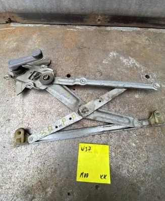 Toyota Starlet (P90) V Front door manual window regulator 