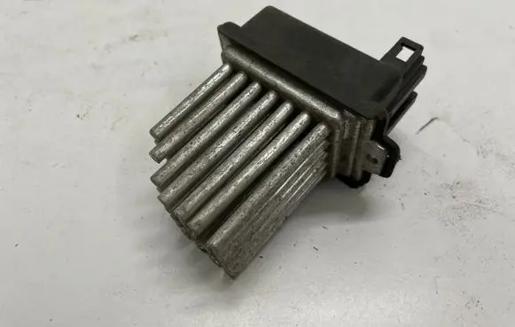 Audi A6 S6 C6 4F Heater blower fan relay 4B0820521