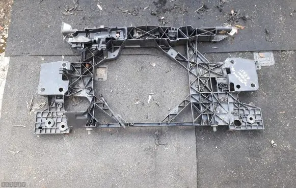 Renault Megane III Radiator support slam panel