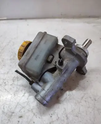 Subaru Legacy Brake fluid reservoir 
