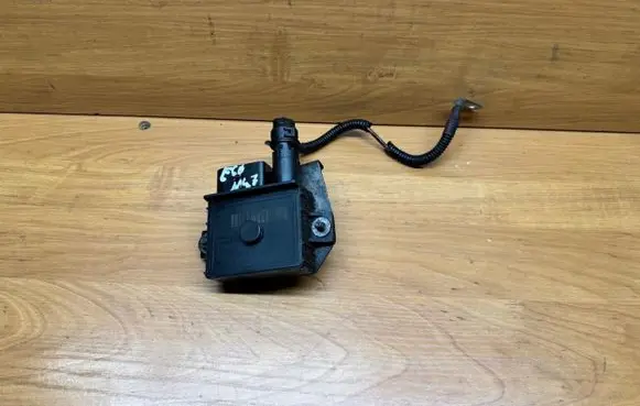 BMW 5 E60 E61 Glow plug pre-heat relay 859172301 0006687424 8110022351