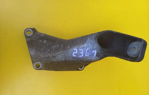 Volkswagen PASSAT B5.5 Engine mounting bracket 8D0199307P