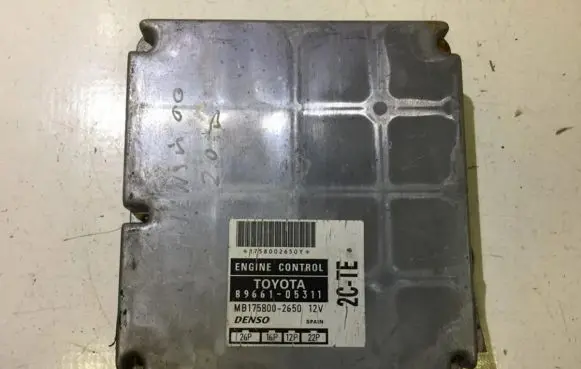 Toyota Avensis T220 Engine control unit/module 8966105311 MB175800-265012V