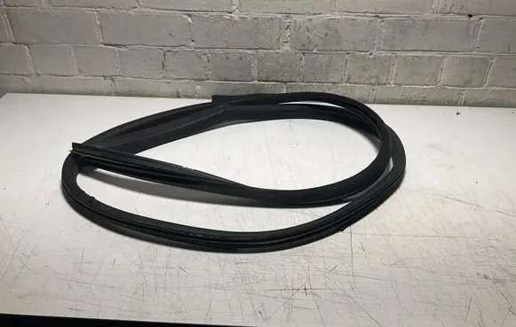 BMW 6 E63 E64 Front door rubber seal 7006581 02809771