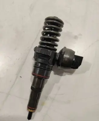 Volkswagen Golf IV Fuel injector 038130073AJ