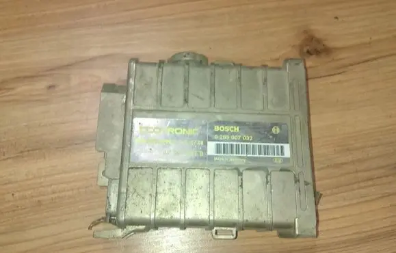 Volkswagen Golf II Engine control unit/module 811907383b