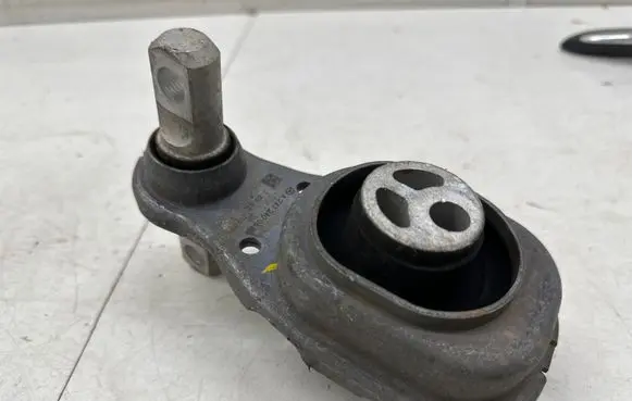 Mercedes-Benz CLA C118 X118 Engine mount bracket A2472400600