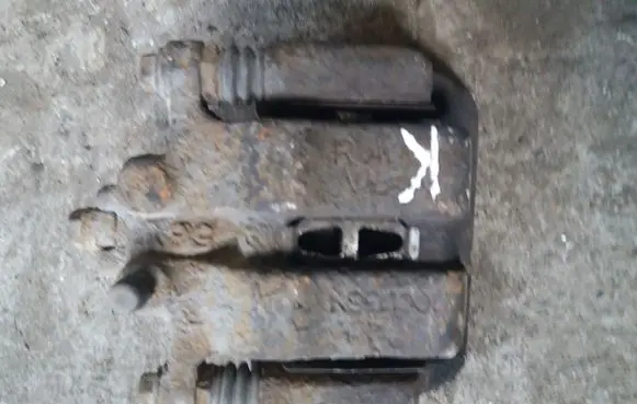 Honda FR-V Rear brake caliper