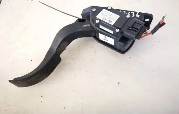 Hyundai Santa Fe Accelerator throttle pedal ch40131a2b900 ch40131a-2b900