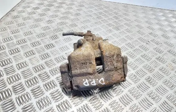 Volkswagen PASSAT B7 Front brake caliper