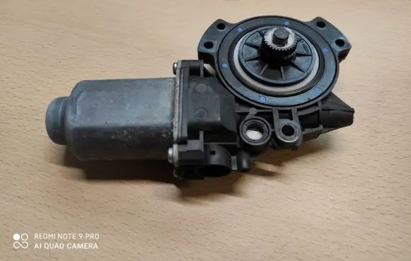 Hyundai ix35 Rear door window regulator motor 402353B