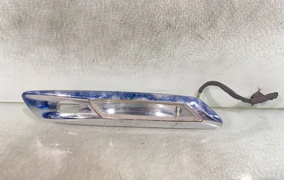 Front fender indicator light
