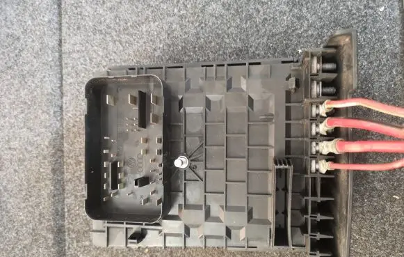 Volkswagen Touran II Fuse box set 1K0937125D 017183073