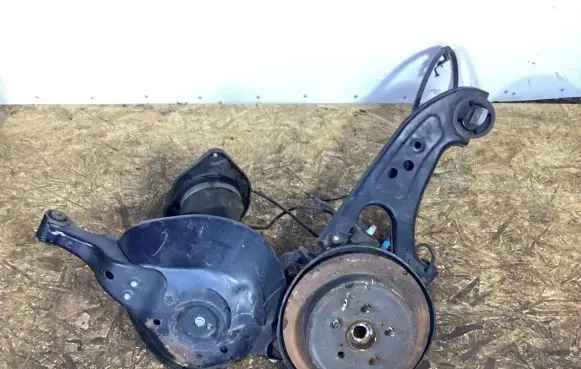 Rear wheel hub spindle/knuckle