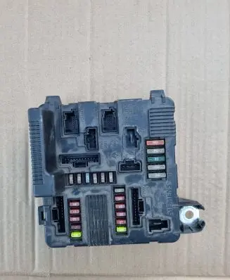 Renault Megane II Fuse module 8200306033A S118399300J 04206