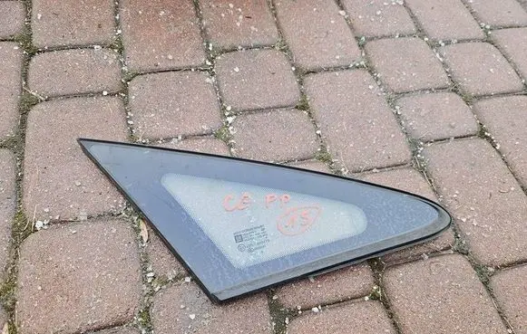 Opel Corsa E Front door vent window glass four-door 