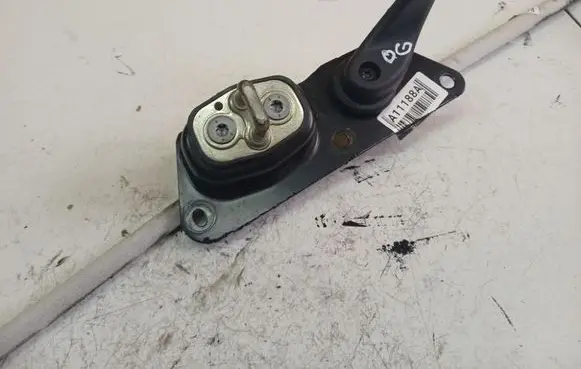 Toyota Corolla Verso AR10 Rear door lock loop/hook striker 