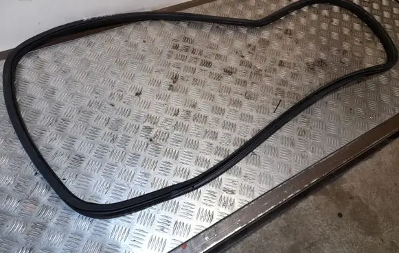 Volkswagen Touareg II Rear door rubber seal (on body) 7P0867367D