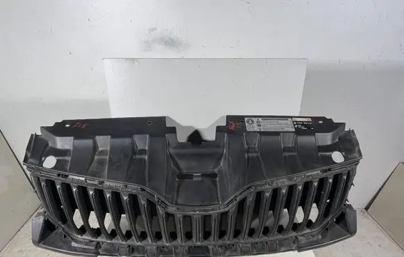 Front bumper upper radiator grill