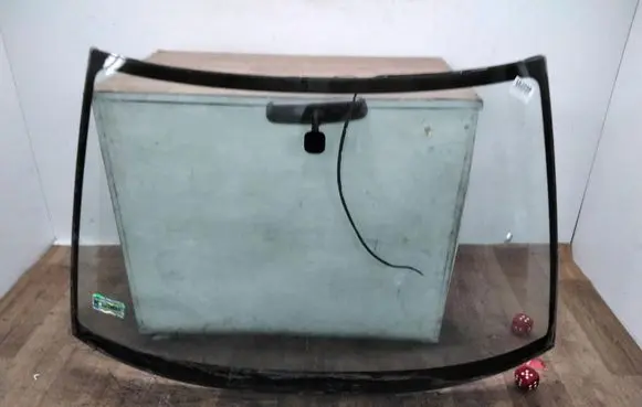 Mitsubishi Galant Front windscreen/windshield window 