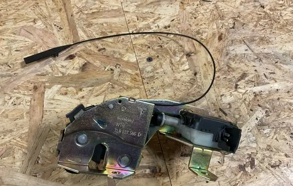 Volkswagen Touareg I Tailgate/trunk/boot lock/catch/latch 7L0827506D