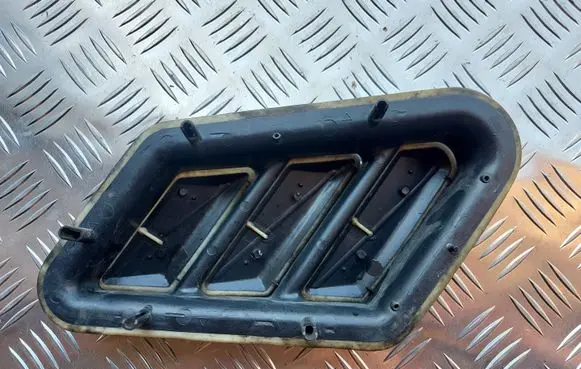 Quarter panel pressure vent