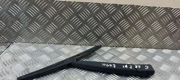 Nissan Qashqai+2 Rear wiper blade arm