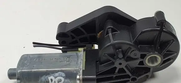 Mercedes-Benz C W204 Seat adjustment motor 0390203367