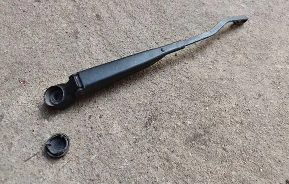 Chrysler Town u0026 Country V Rear wiper blade arm 