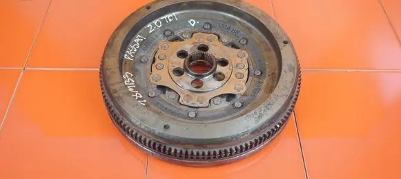 Volkswagen PASSAT B7 Dual mass flywheel CBB