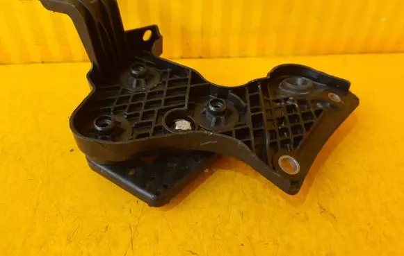 Mercedes-Benz Vito Viano W447 ABS pump bracket A2064303400