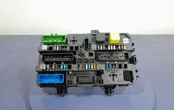 Opel Zafira B Fuse box set 13220831