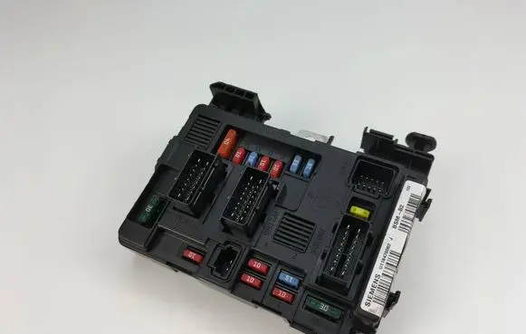 Citroen Berlingo Fuse module 9650618580 U118470002 570966792