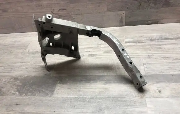 Audi A8 S8 D3 4E Fender mounting bracket 4E0821137E