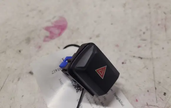 Peugeot 208 Hazard light switch 96750916ZD