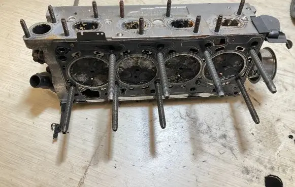 Volkswagen Golf VII Engine head 04L103313E