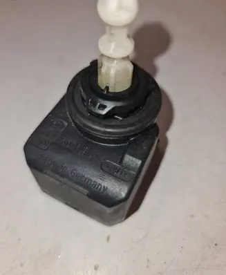 Audi A6 S6 C6 4F Headlight level adjustment motor 00883000