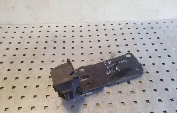 BMW 3 E90 E91 Radiator mount bracket 51647117