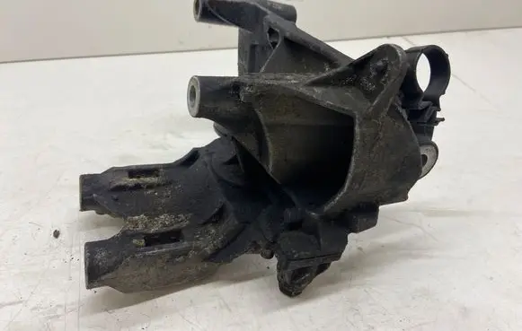 Engine mounting bracket