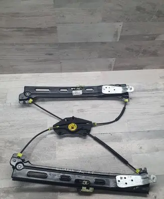 Rear window lifting mechanism without motor