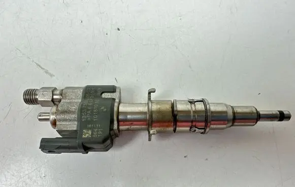 BMW 3 E90 E91 Fuel injector 10181010