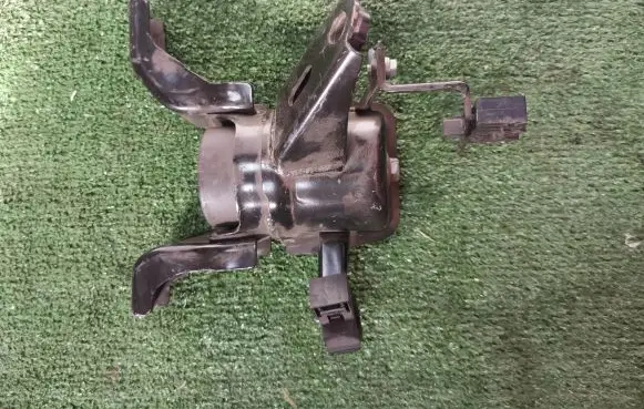 Engine mounting bracket