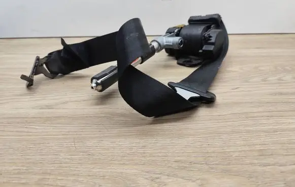 Volvo V70 Rear seatbelt 30738954