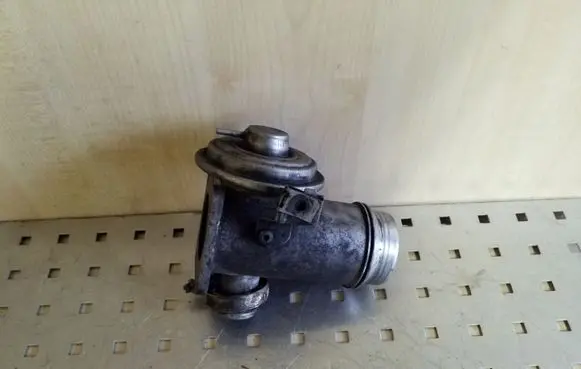 BMW 1 E81 E87 EGR valve 70051200 7792077