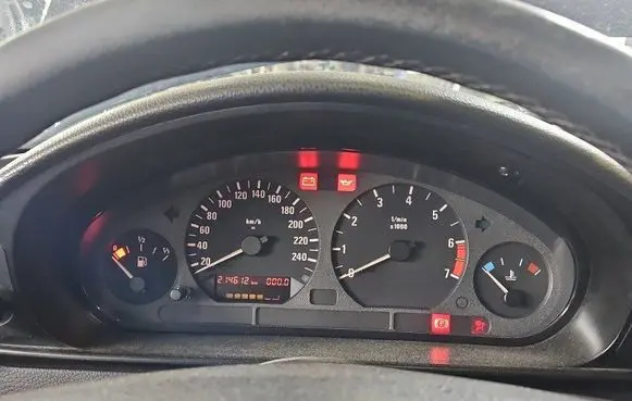 Speedometer (instrument cluster)