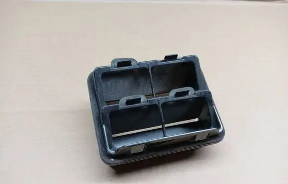 Suzuki Swift II Quarter panel pressure vent 7733164L