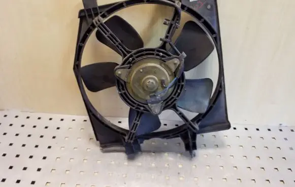 Radiator cooling fan shroud