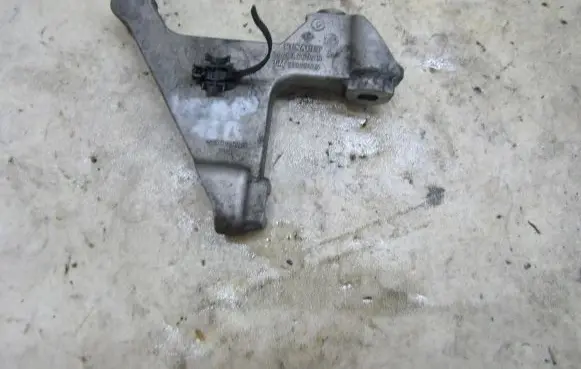 Opel Vivaro Engine mount bracket 244834609R