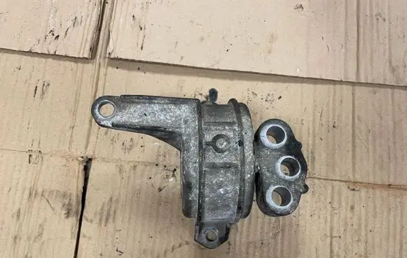 Opel Zafira B Engine mount bracket 90539246