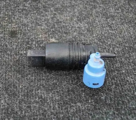Volkswagen PASSAT B6 Windscreen/windshield washer pump